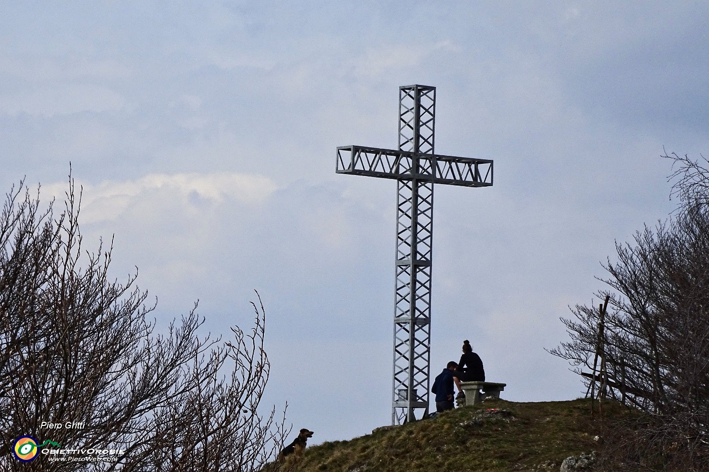 65 La croce vista allo zoom  da un cocuzzolo in distanza.JPG -                                